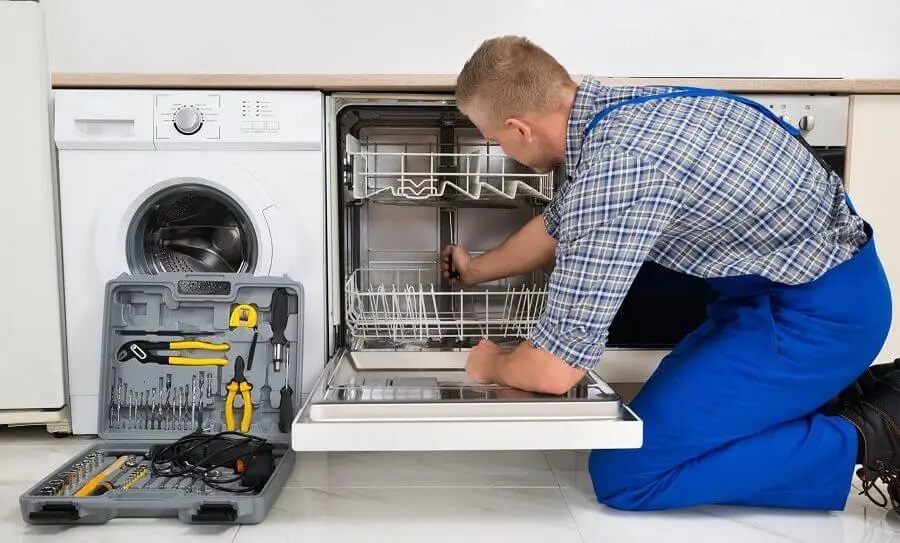 Kuşadası Beko servisi teknisyen ekibi beyaz eşya tamiri yaparken